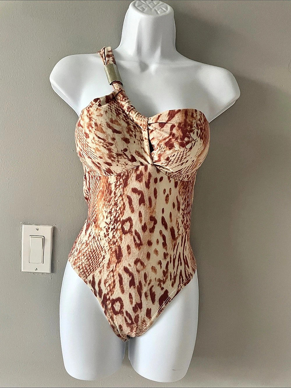 TUNICO One-Shoulder Animal Print One Piece